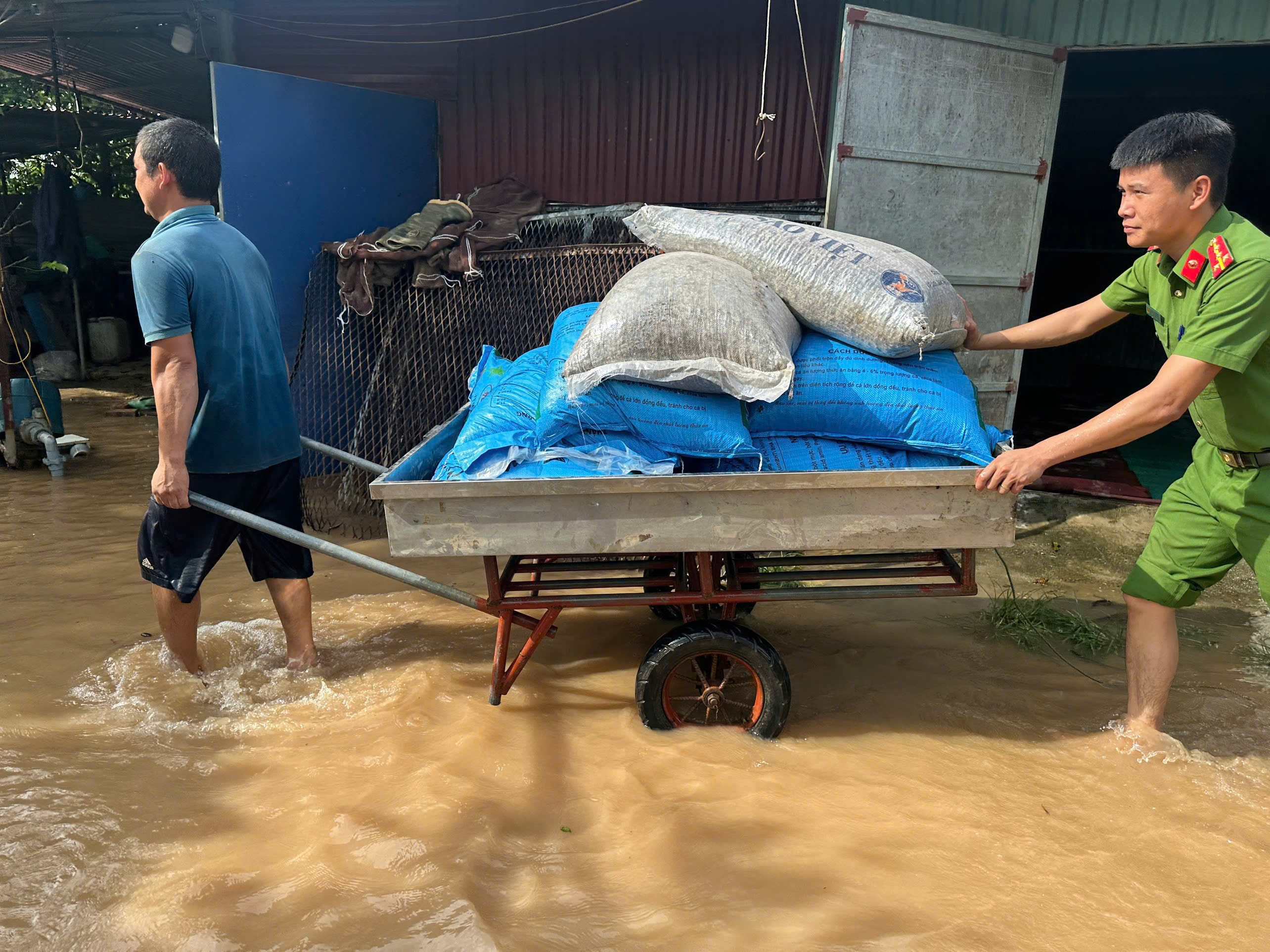 Công an xã Hợp Tiến hỗ trợ Nhân dân ứng phó nước lũ dâng cao do ảnh hưởng bão số 10
